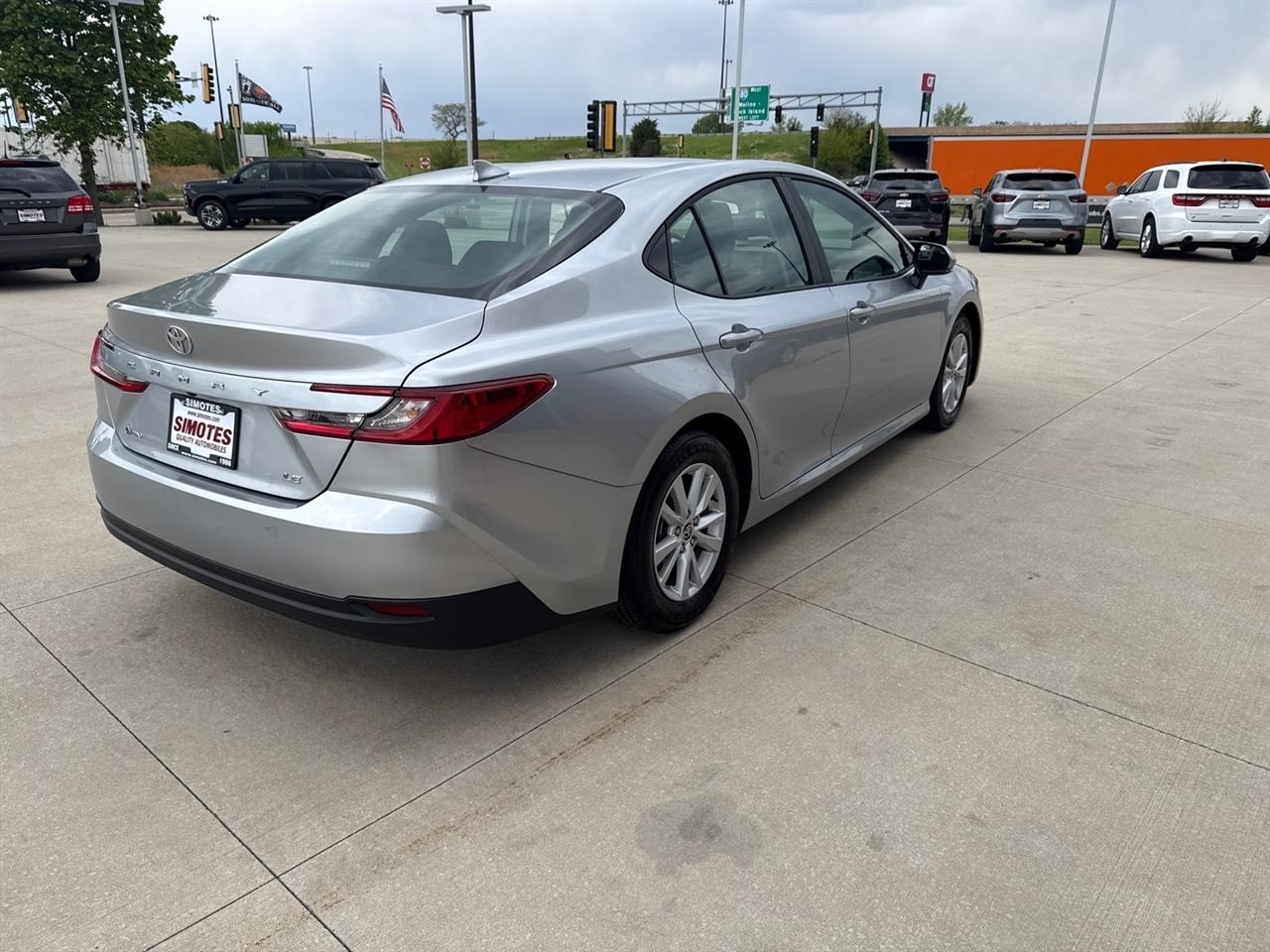 Toyota Camry Hybrid XLE 2026