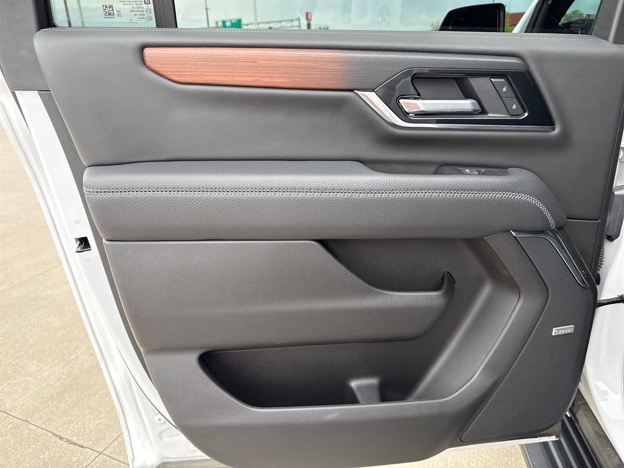 GMC Yukon XL Denali 4WD 2025