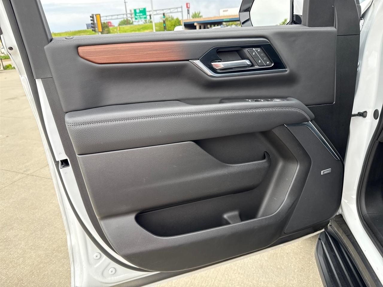 GMC Yukon XL Denali 4WD 2025