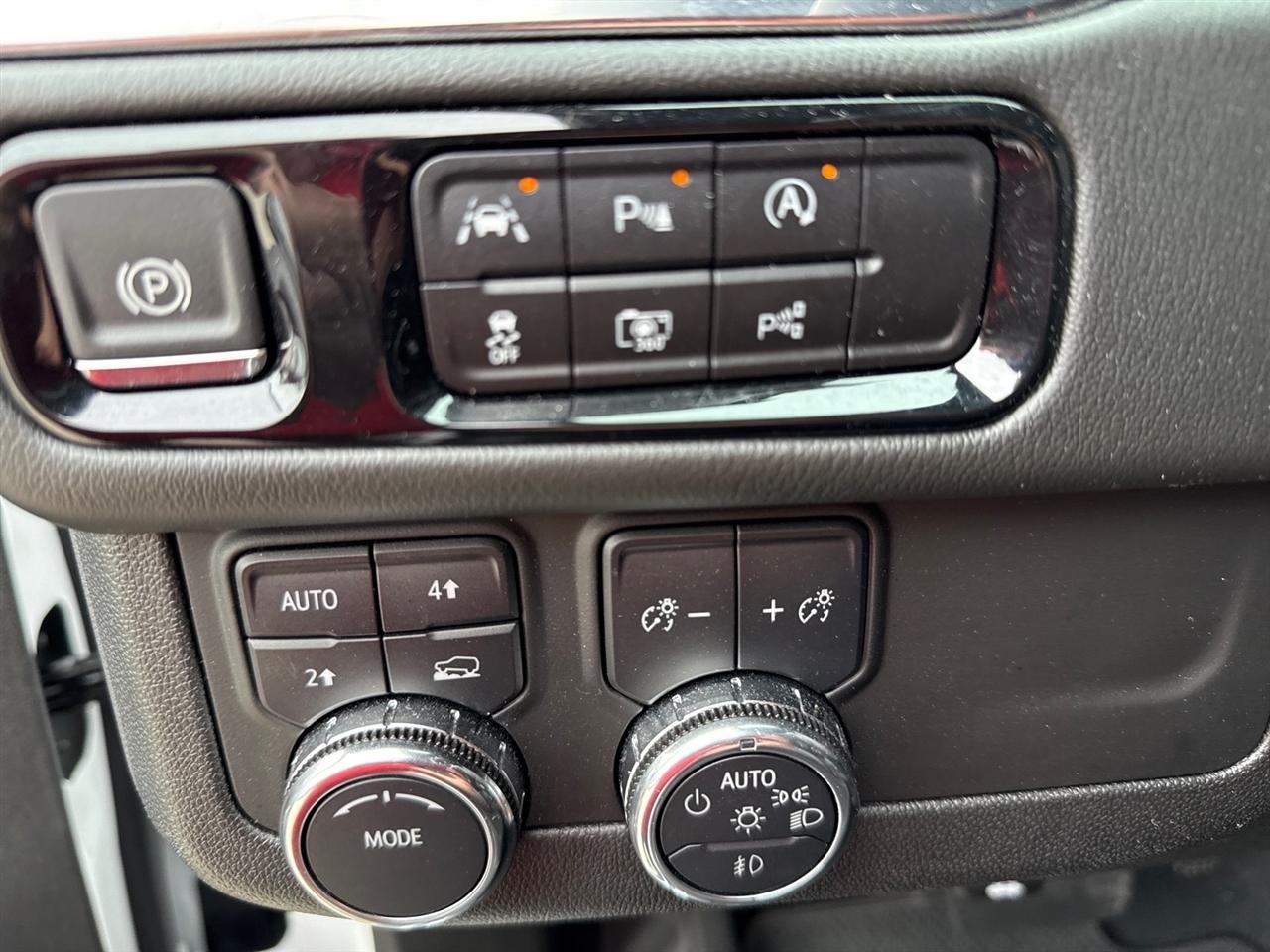 GMC Yukon XL Denali 4WD 2025
