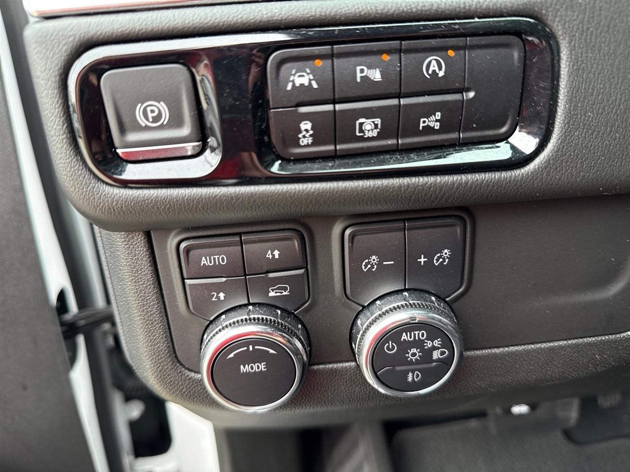 GMC Yukon XL Denali 4WD 2025