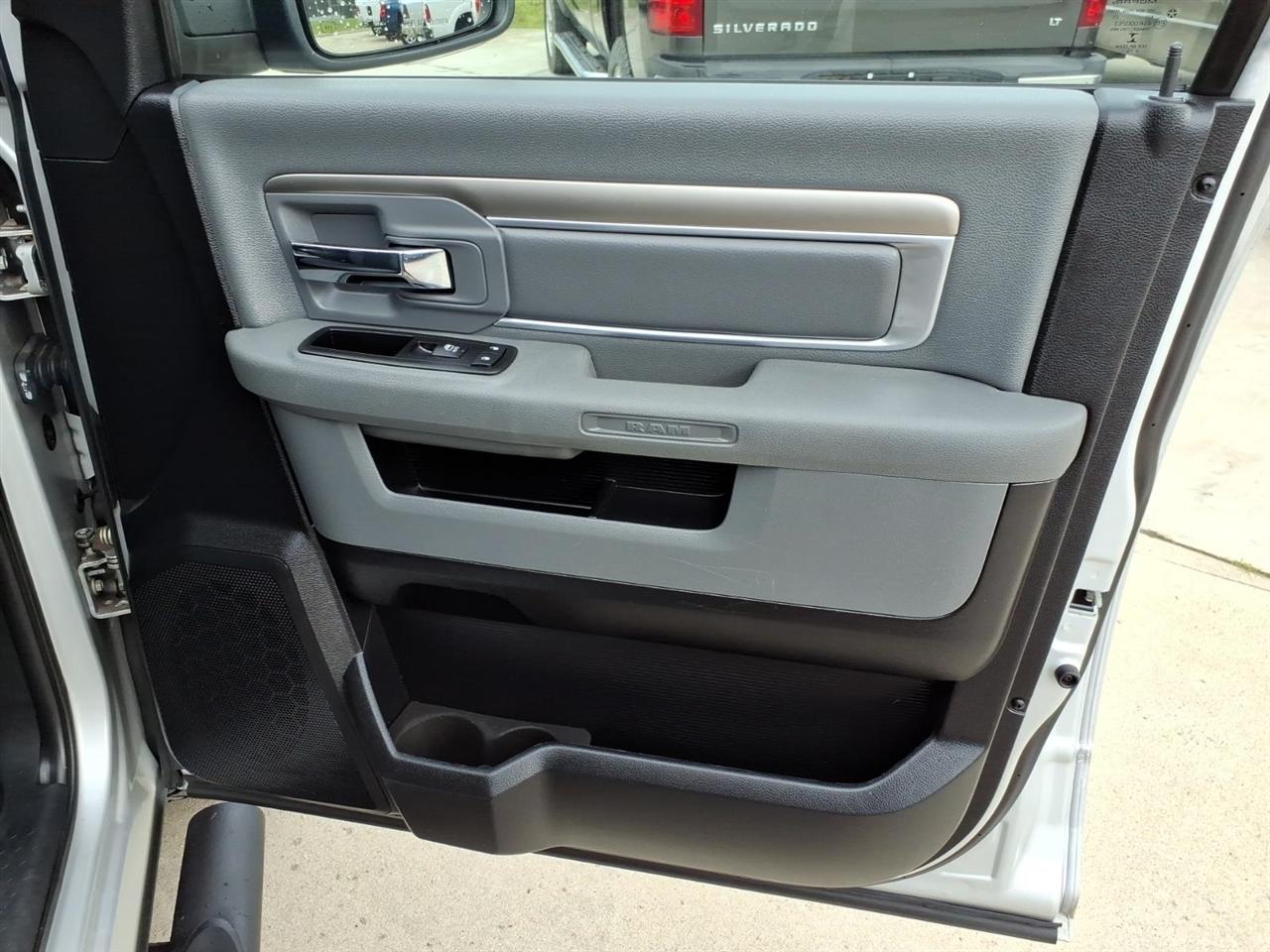 RAM 1500 SLT Crew Cab LWB 4WD 2015