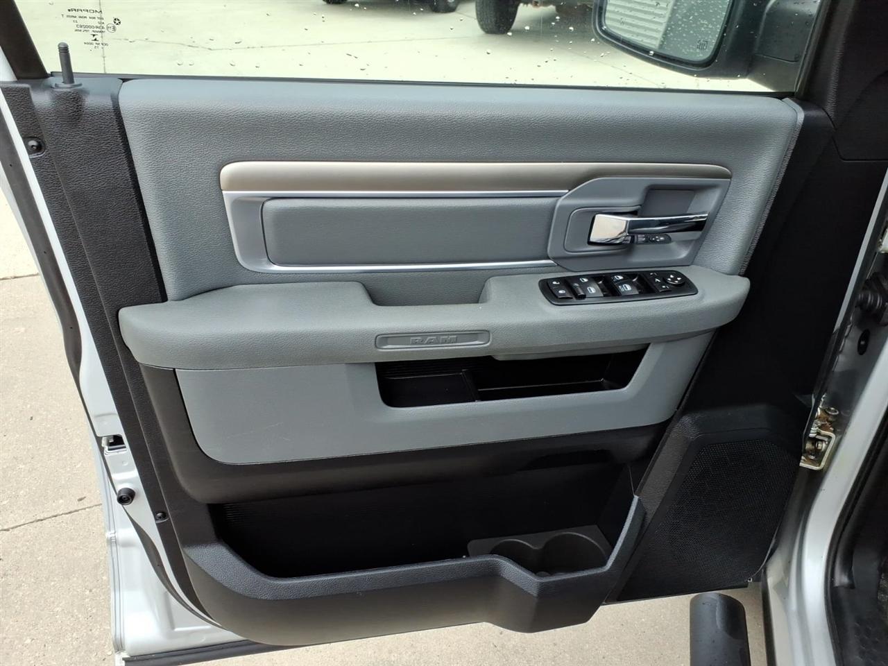 RAM 1500 SLT Crew Cab LWB 4WD 2015