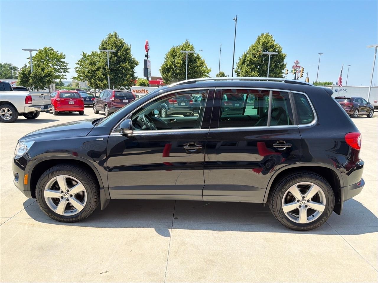 Volkswagen Tiguan AWD 4dr Wolfsburg 2010