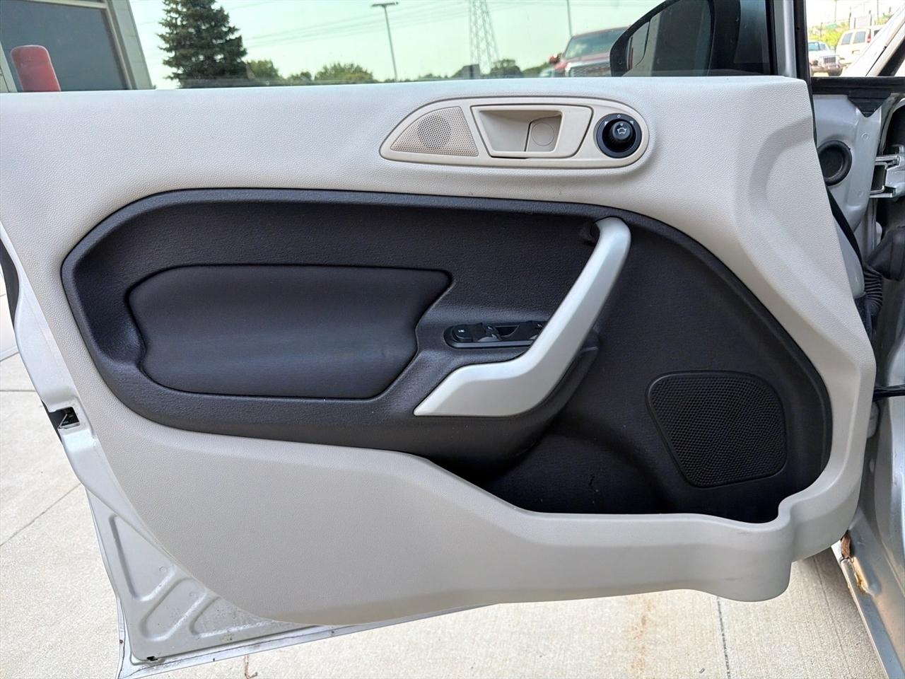 Ford Fiesta 4dr Sdn SE 2013