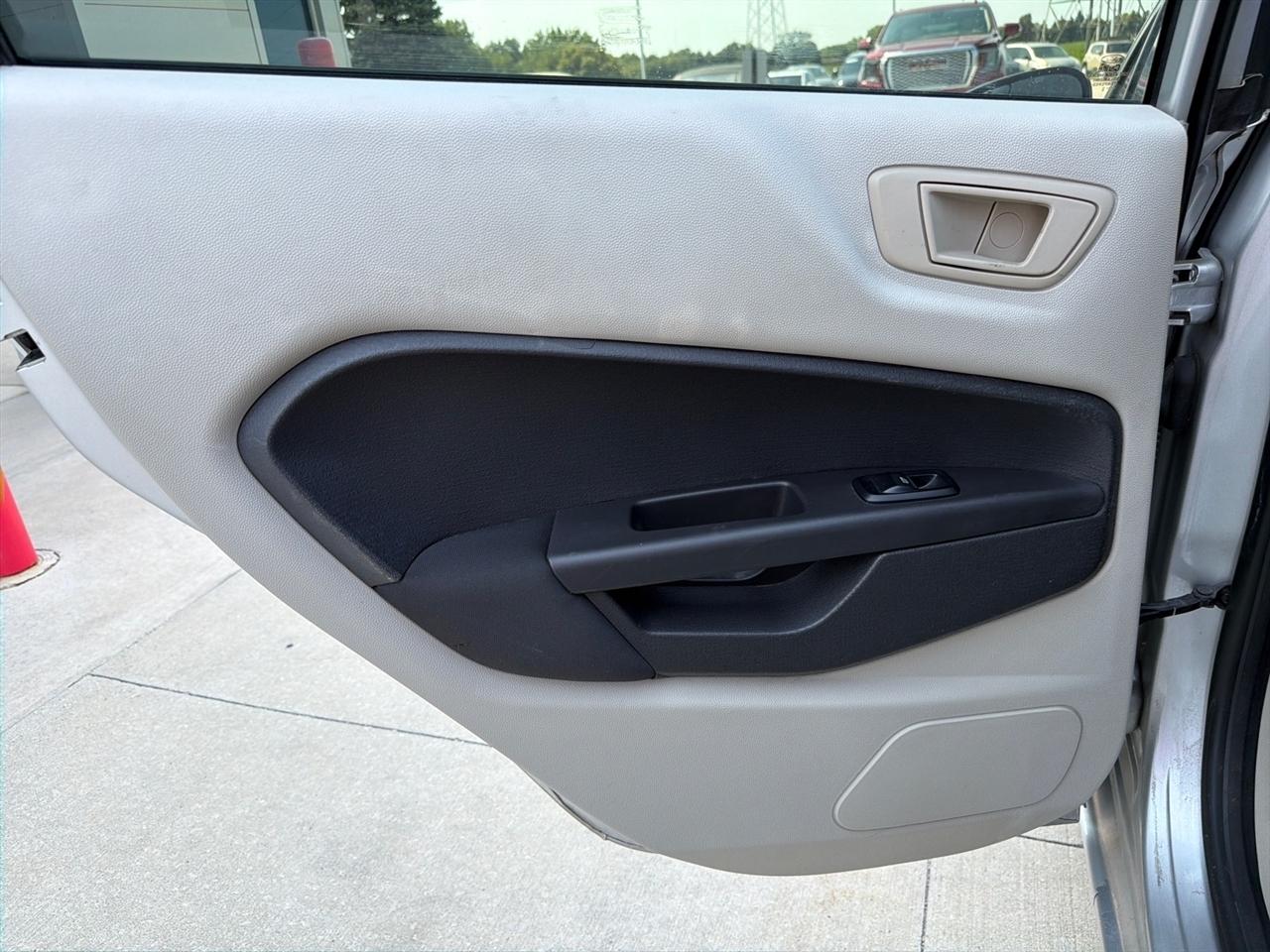 Ford Fiesta 4dr Sdn SE 2013