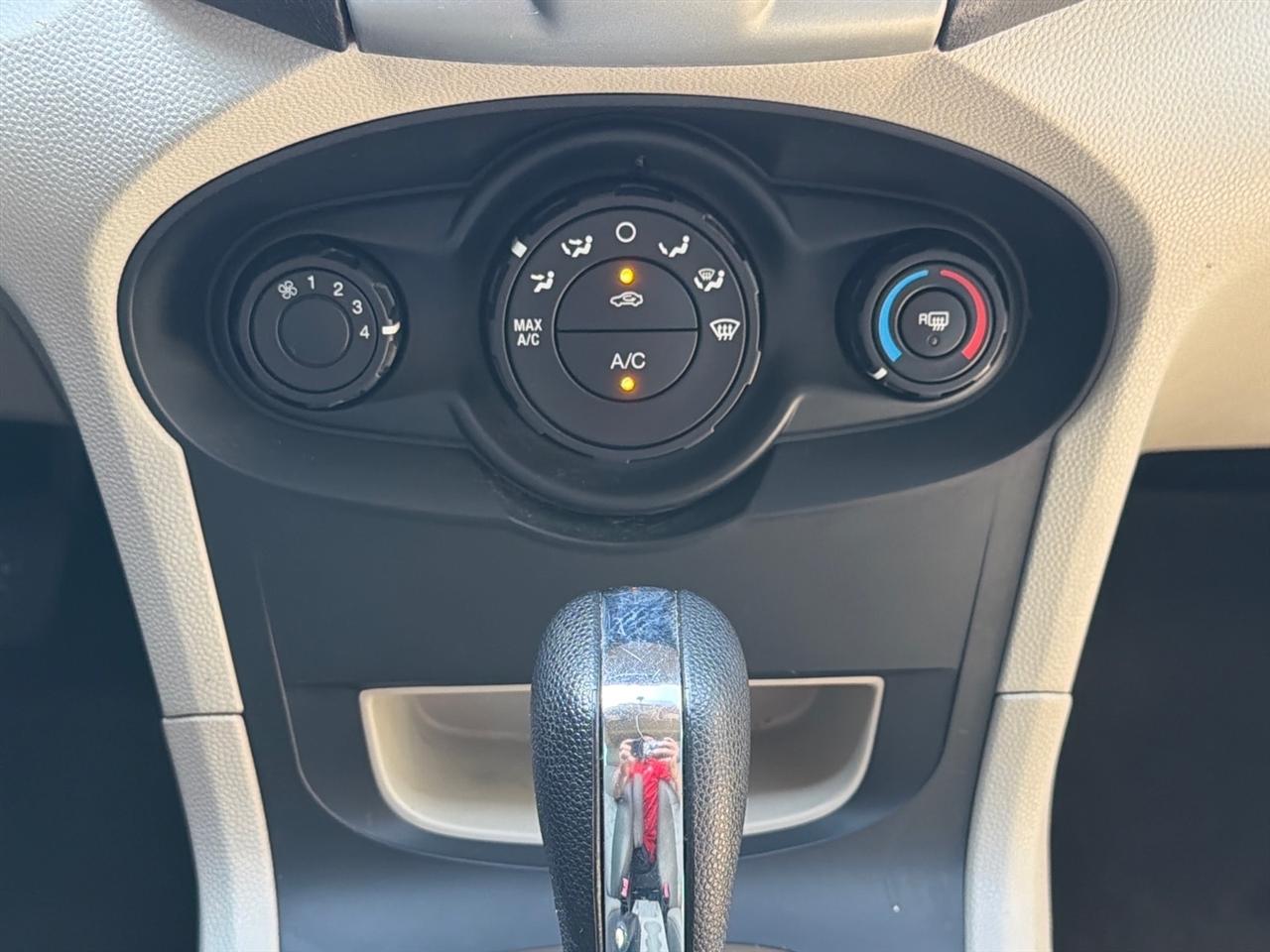 Ford Fiesta 4dr Sdn SE 2013