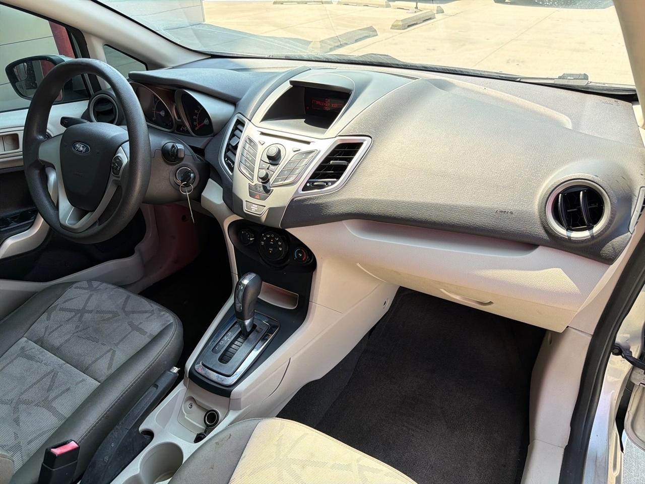 Ford Fiesta 4dr Sdn SE 2013
