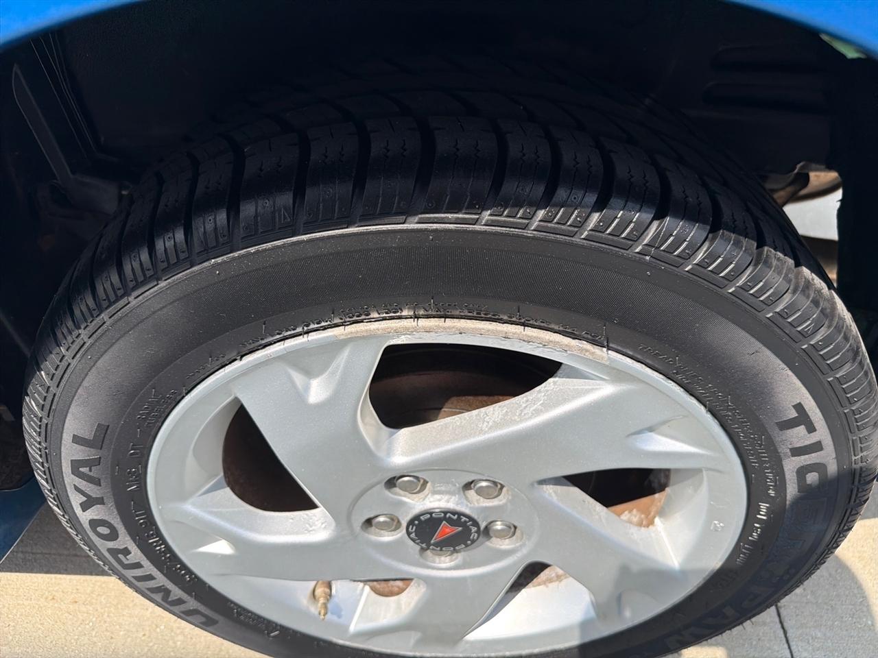 Pontiac Vibe 4dr HB 2008