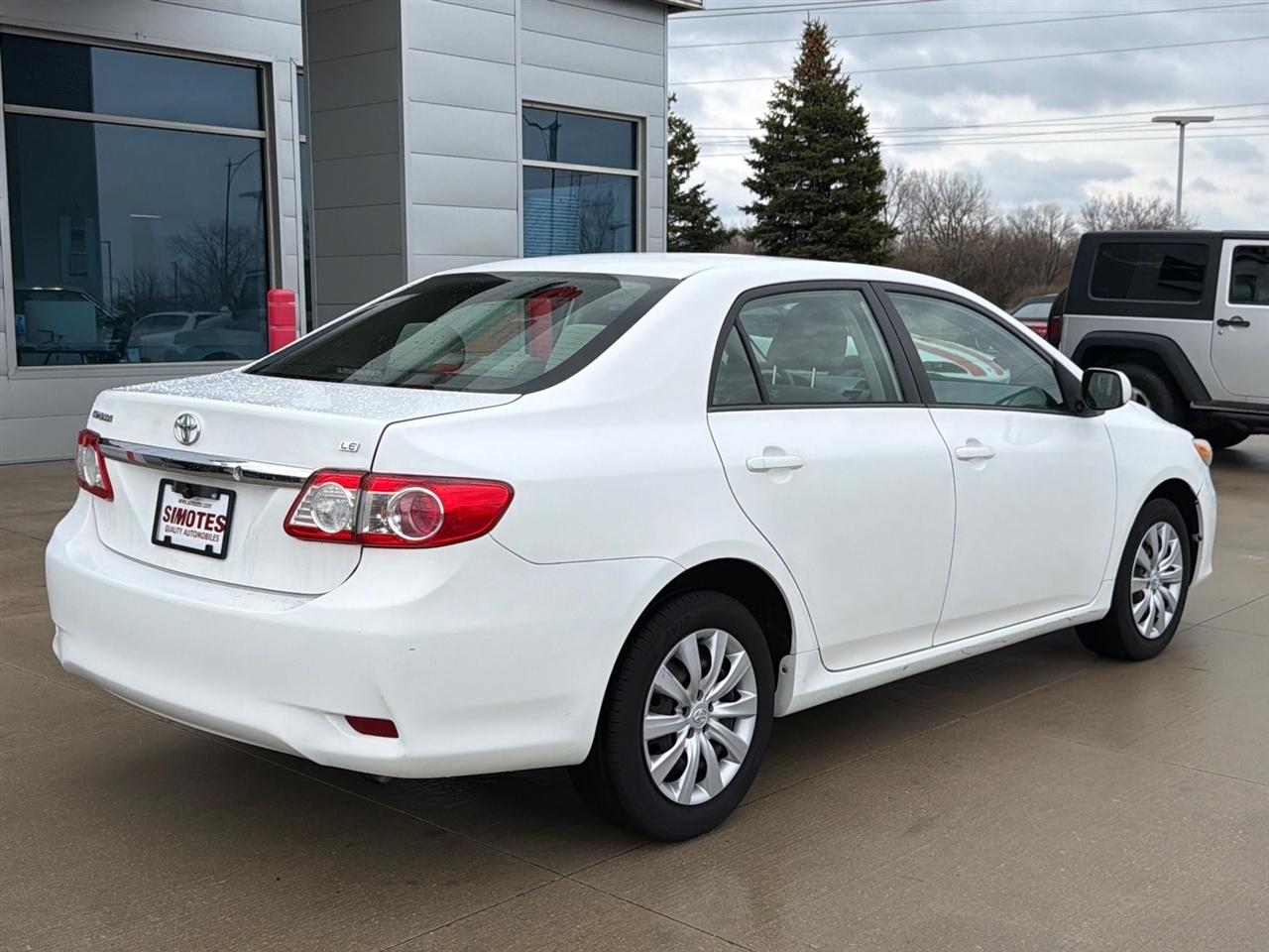 Toyota Corolla 4dr Sdn Auto LE (Natl) 2012