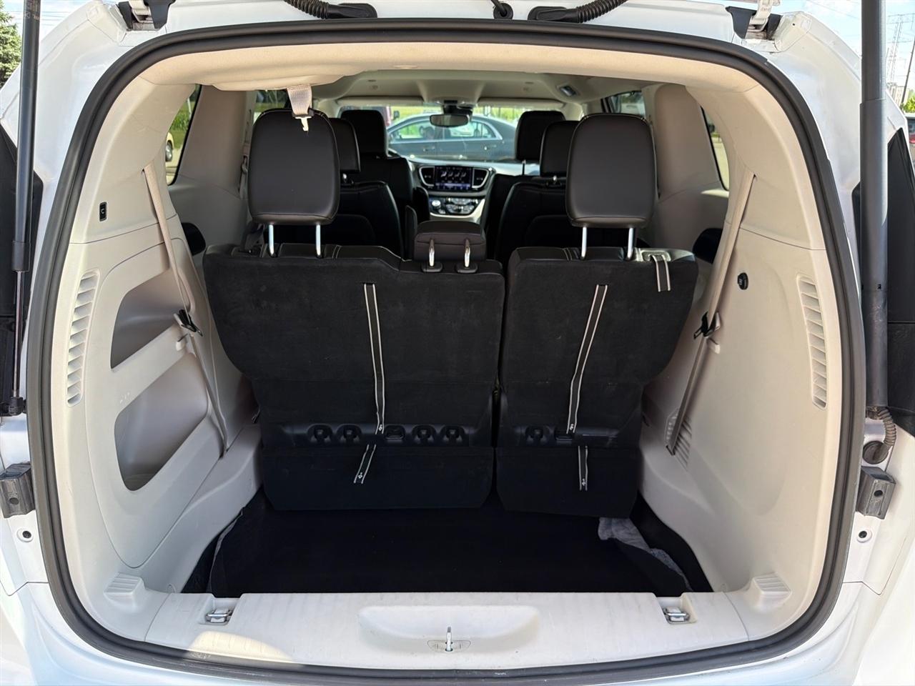 Chrysler Pacifica Touring L FWD 2023