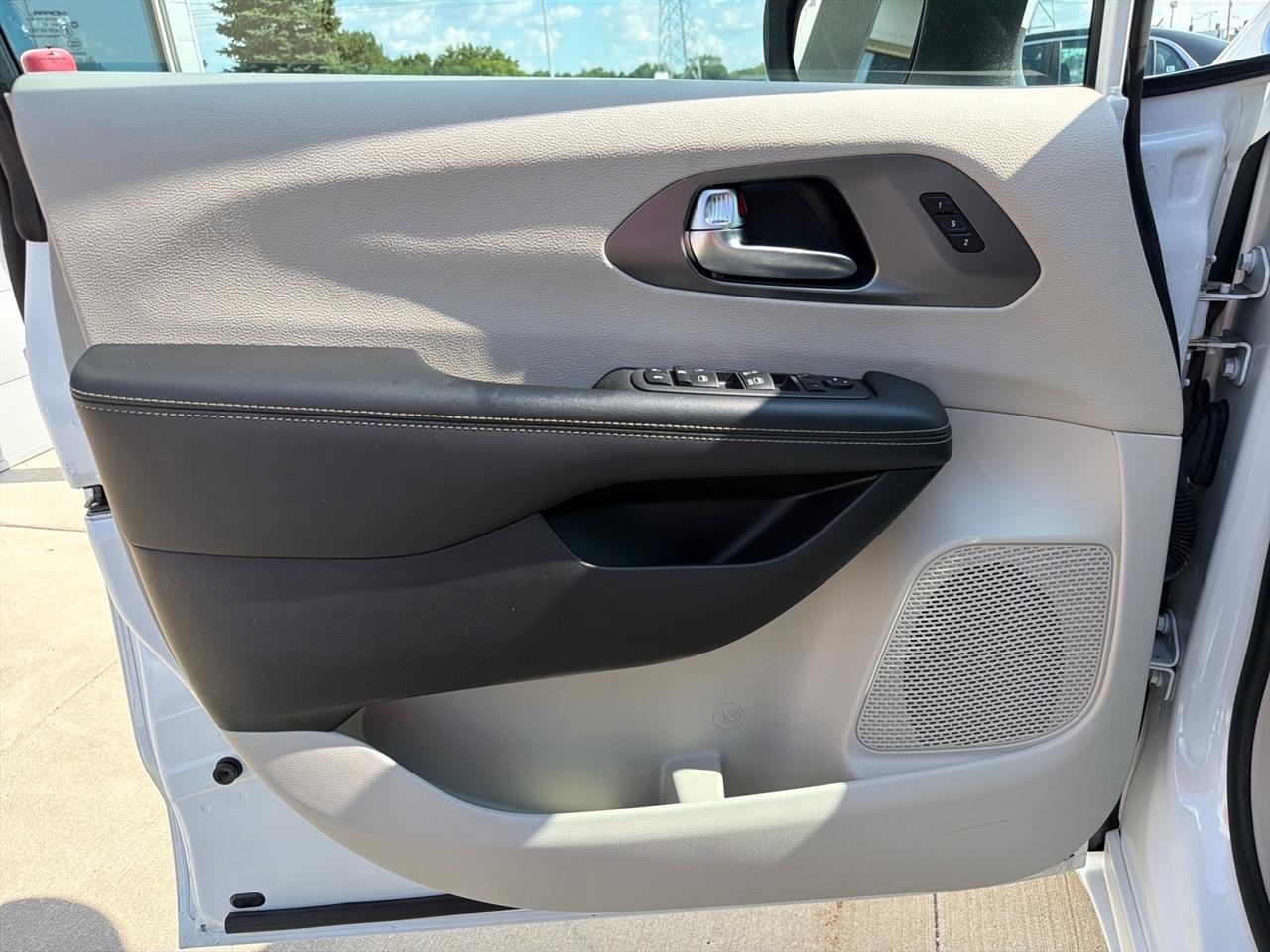 Chrysler Pacifica Touring L FWD 2023