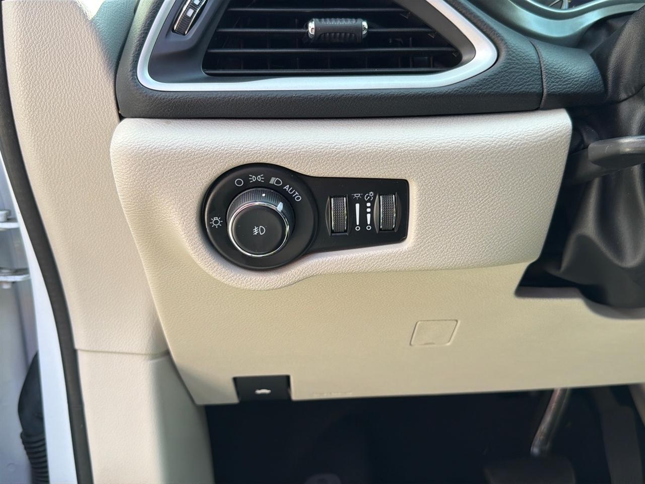 Chrysler Pacifica Touring L FWD 2023