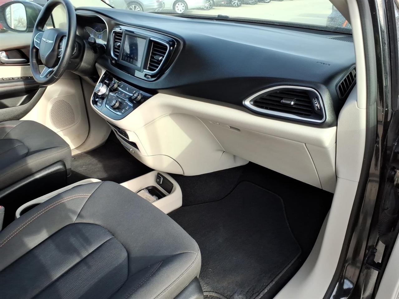 Chrysler Pacifica LX FWD 2019