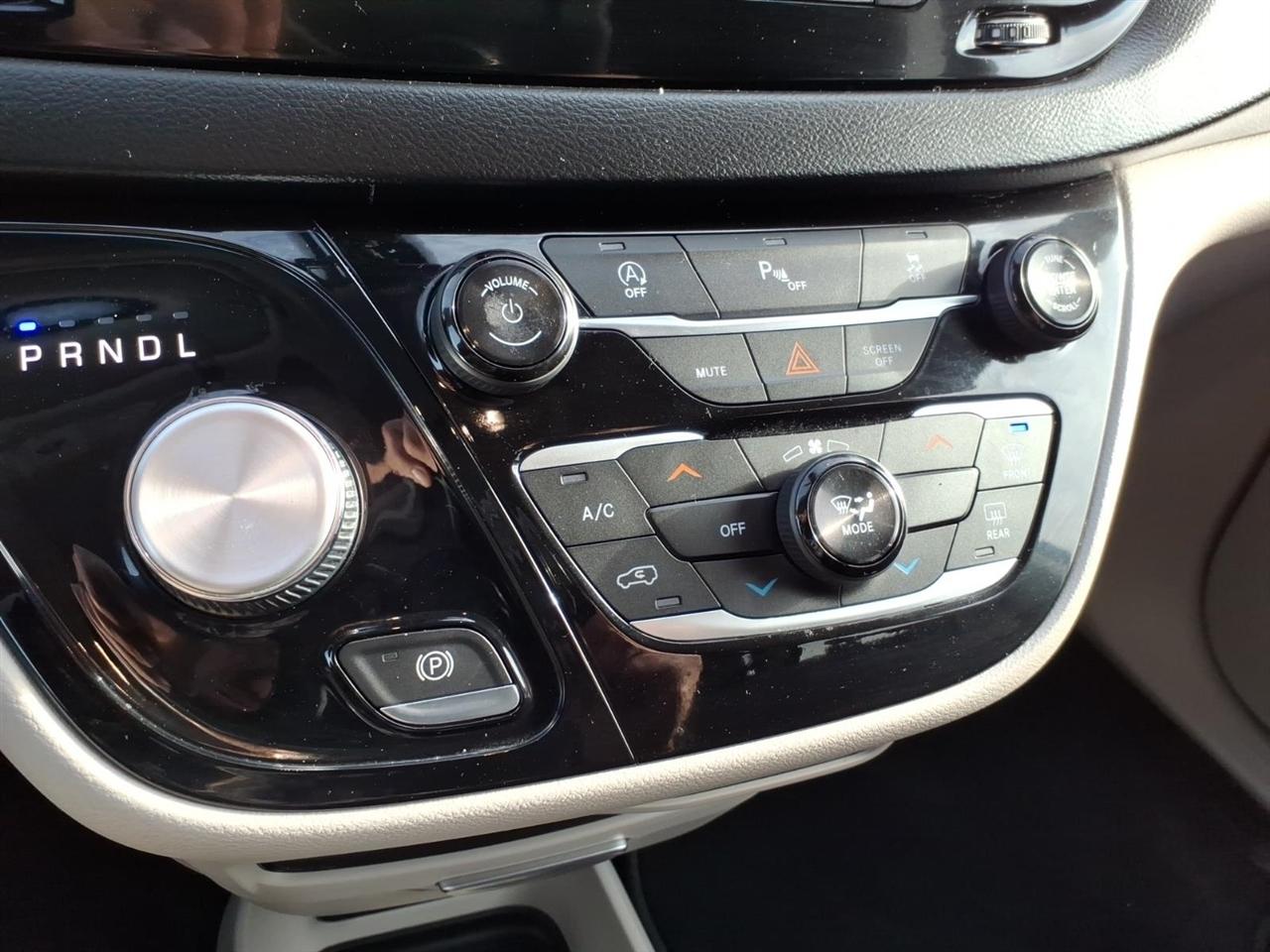 Chrysler Pacifica LX FWD 2019