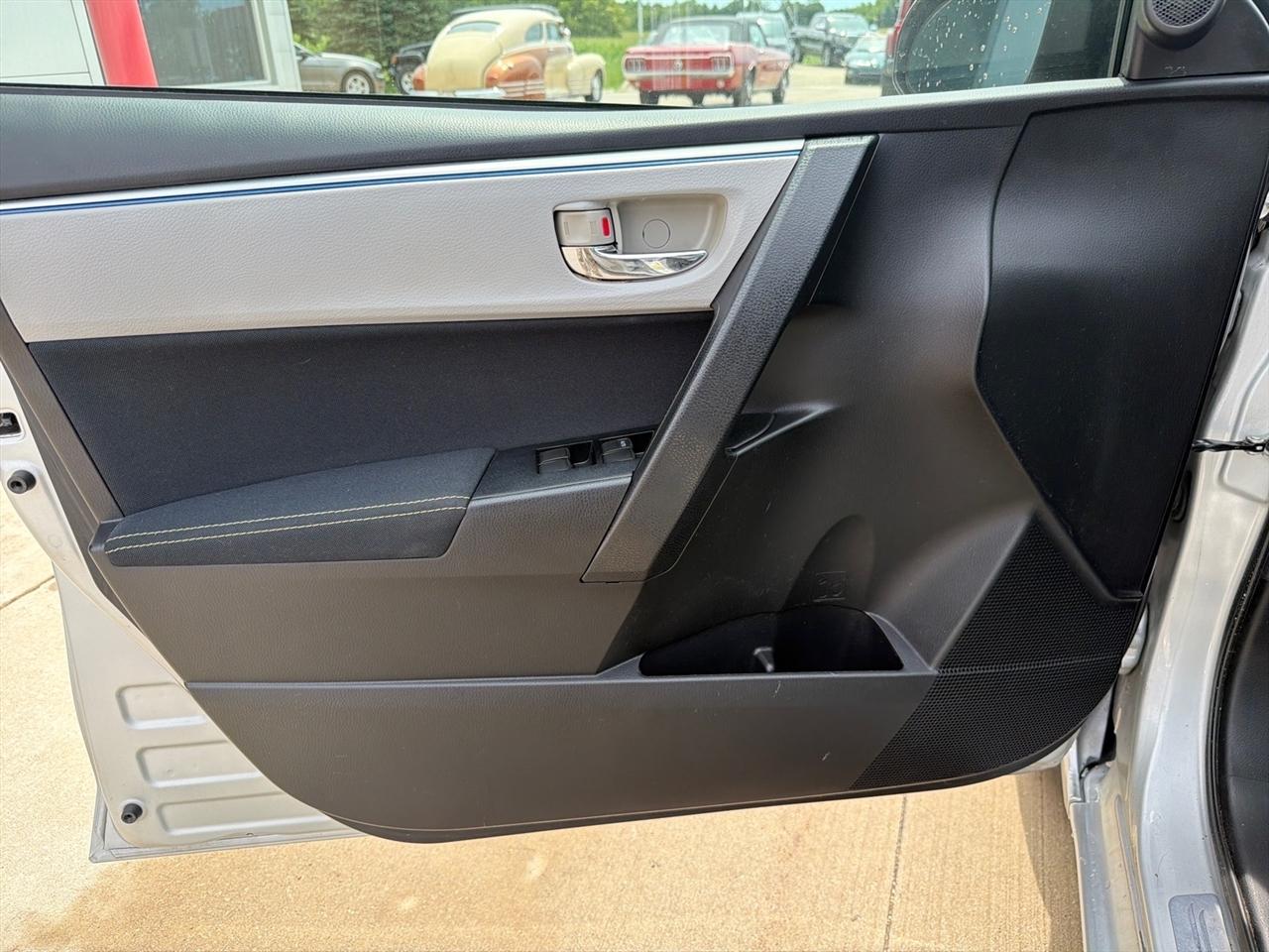 Toyota Corolla 4dr Sdn CVT LE Premium (Natl) 2015