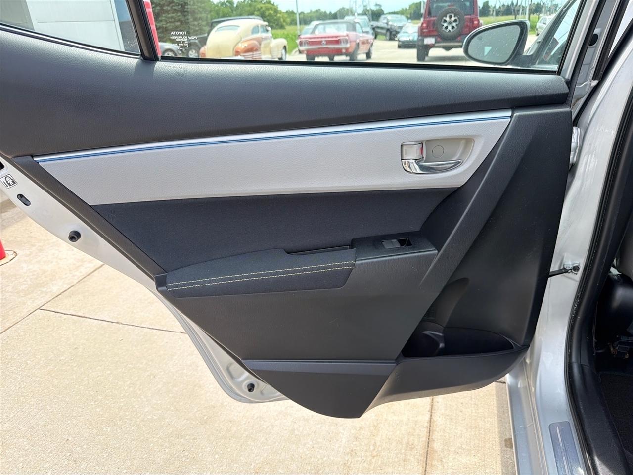 Toyota Corolla 4dr Sdn CVT LE Premium (Natl) 2015