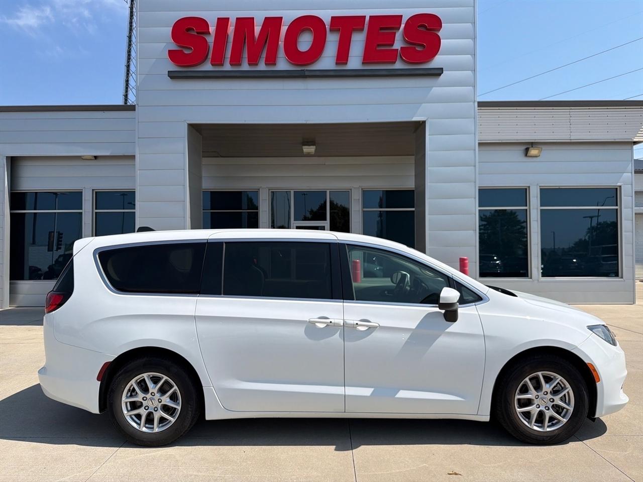 2022 Chrysler Voyager LX FWD