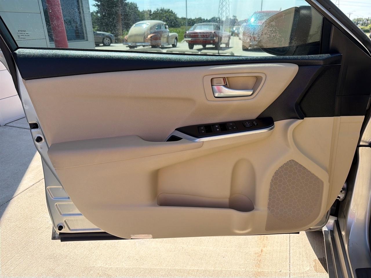 Toyota Camry 4dr Sdn I4 Auto SE w/Special Edition Pkg (Natl) 2016