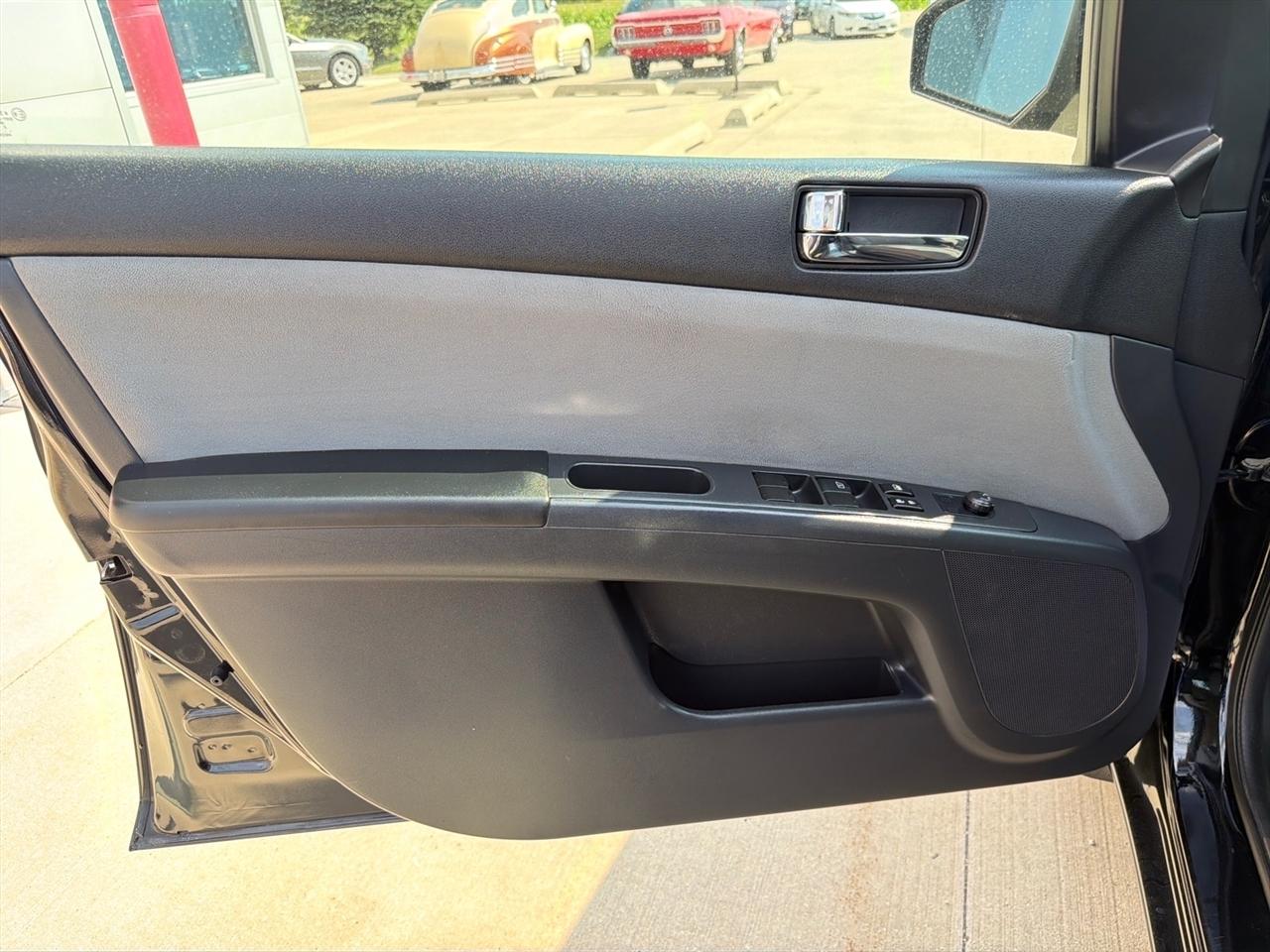 Nissan Sentra 4dr Sdn I4 CVT 2.0 S 2012