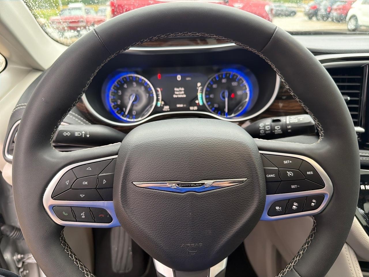 Chrysler Pacifica Limited FWD 2024