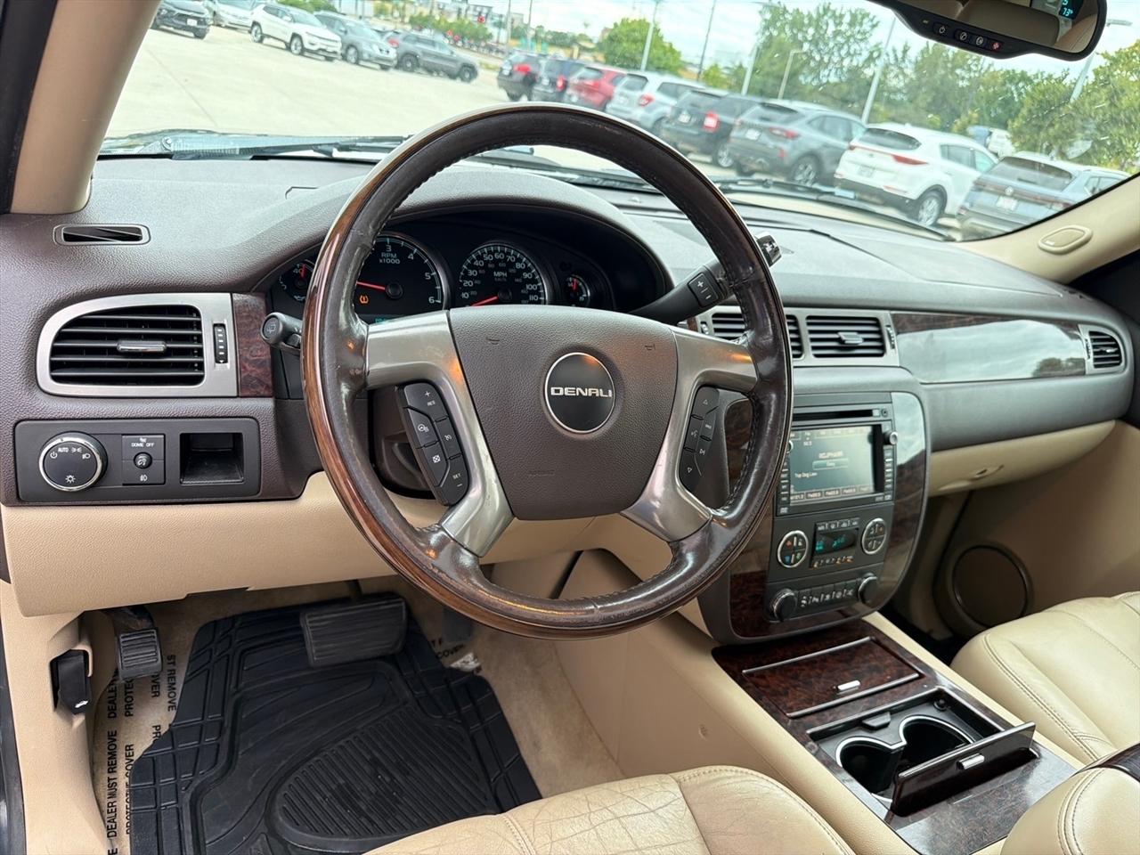 GMC Yukon XL Denali AWD 4dr 1500 2008