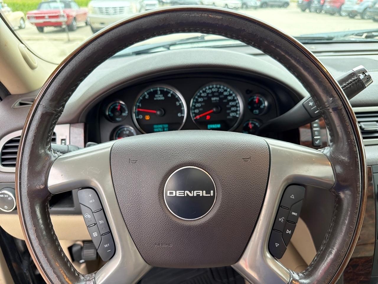 GMC Yukon XL Denali AWD 4dr 1500 2008