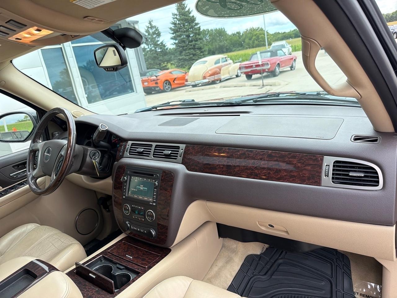 GMC Yukon XL Denali AWD 4dr 1500 2008