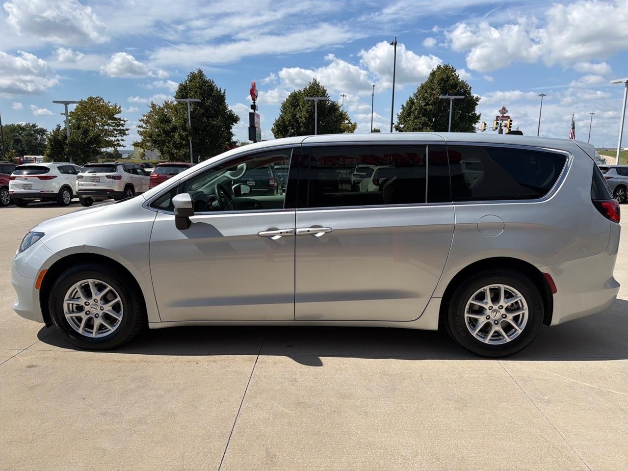Chrysler Voyager LX FWD 2023