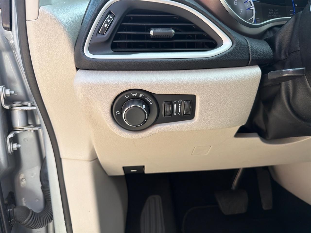 Chrysler Voyager LX FWD 2023