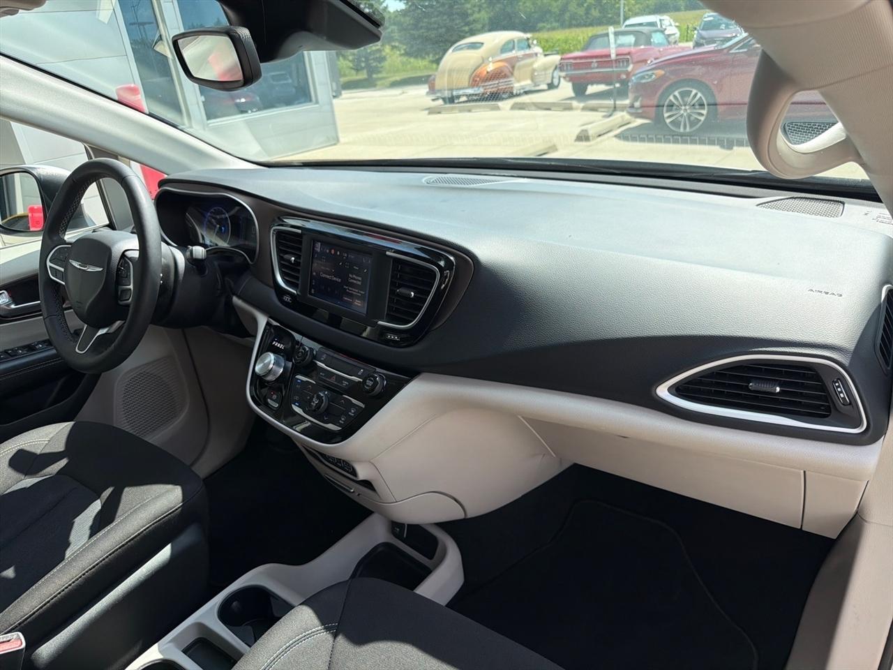 Chrysler Voyager LX FWD 2023