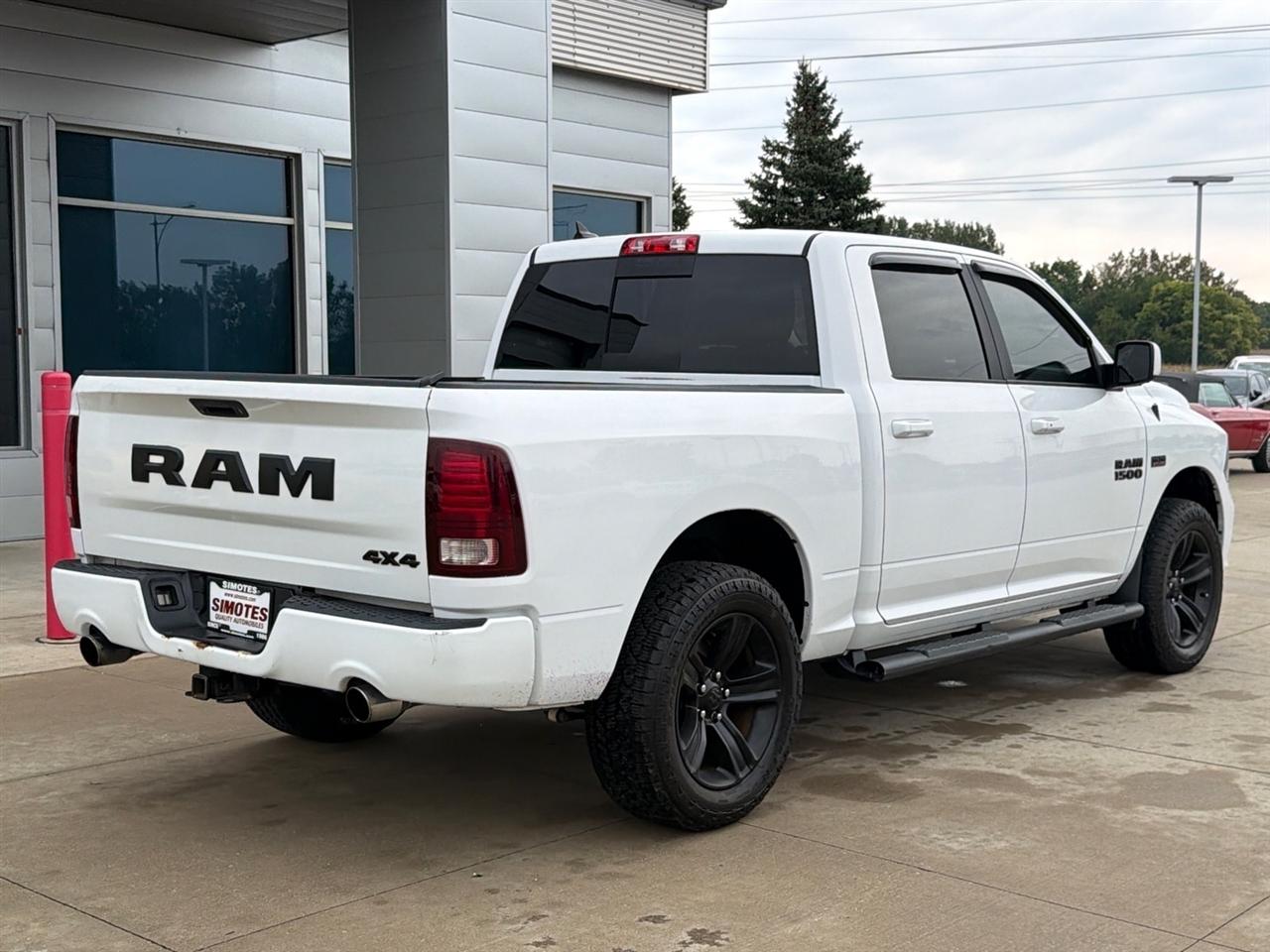 RAM 1500 Night 4x4 Crew Cab 5'7" Box 2017