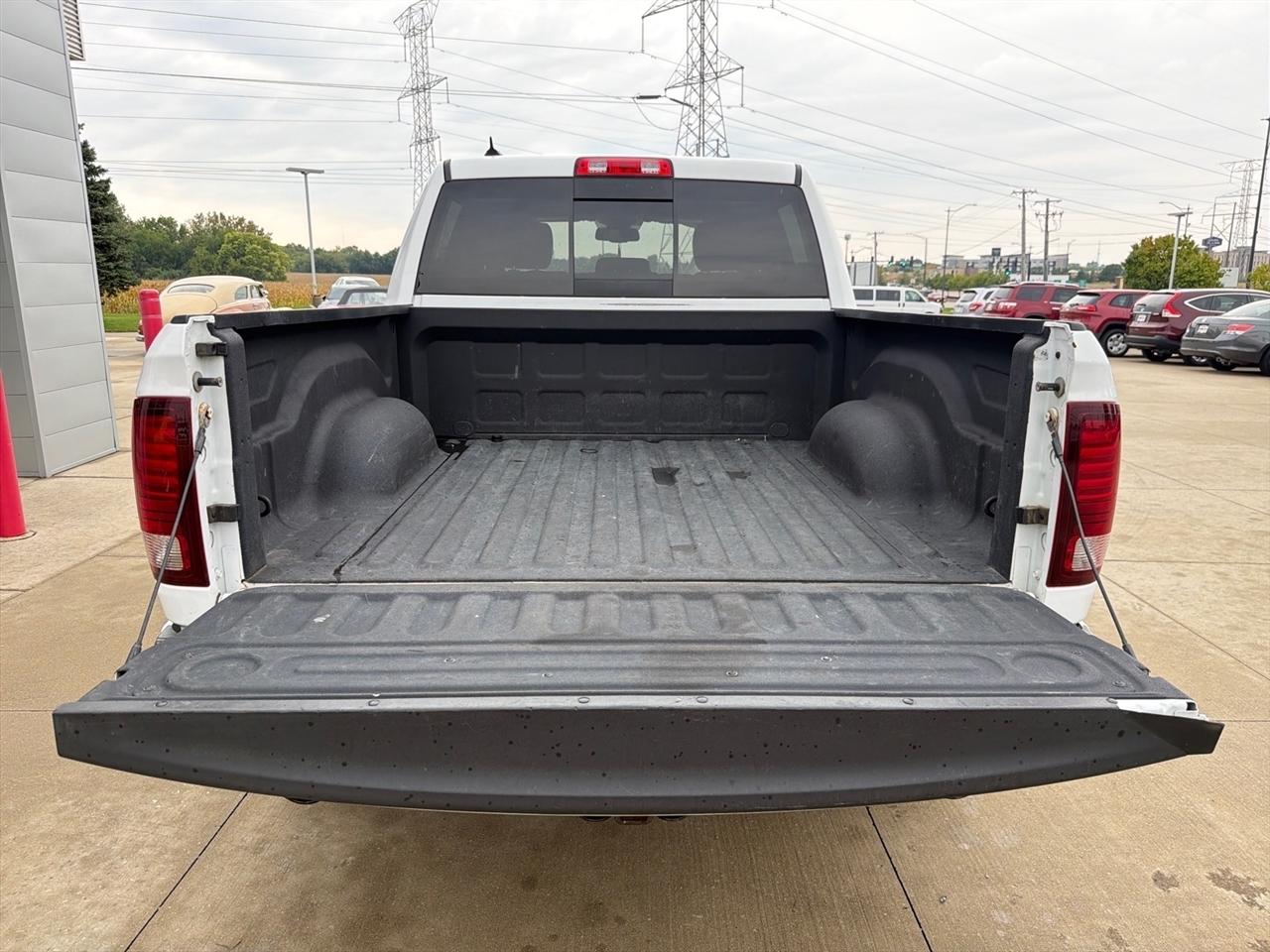 RAM 1500 Night 4x4 Crew Cab 5'7" Box 2017