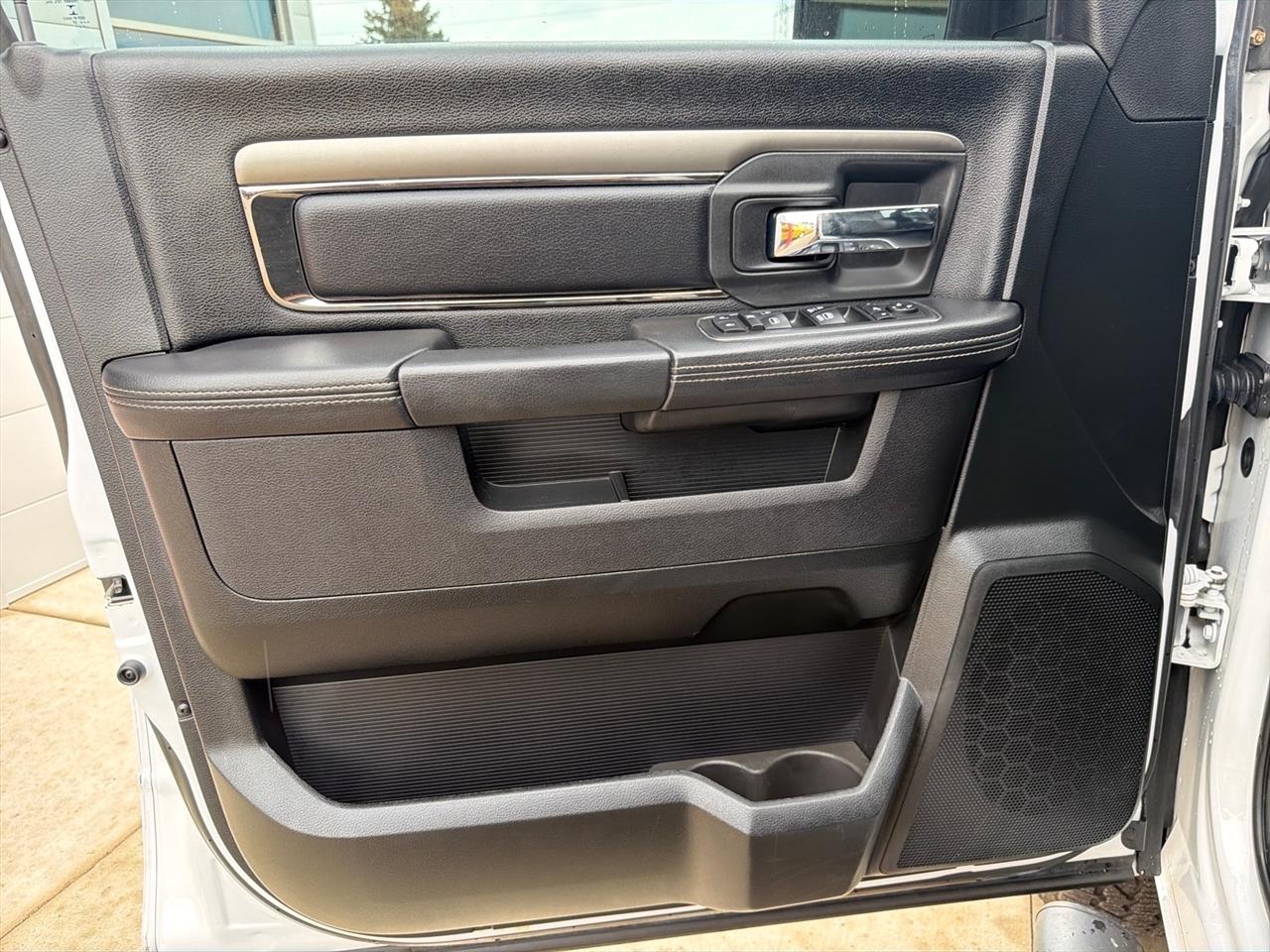 RAM 1500 Night 4x4 Crew Cab 5'7" Box 2017