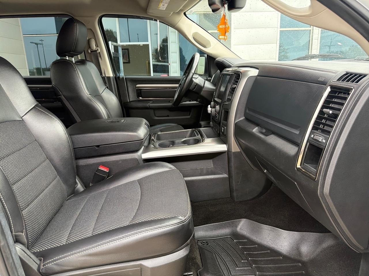 RAM 1500 Night 4x4 Crew Cab 5'7" Box 2017