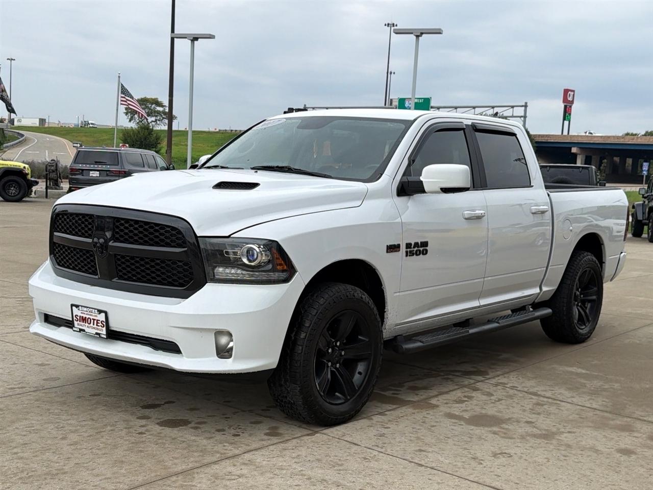 RAM 1500 Night 4x4 Crew Cab 5'7" Box 2017