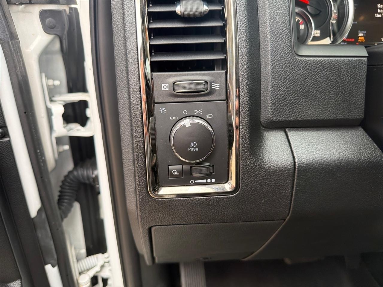 RAM 1500 Night 4x4 Crew Cab 5'7" Box 2017