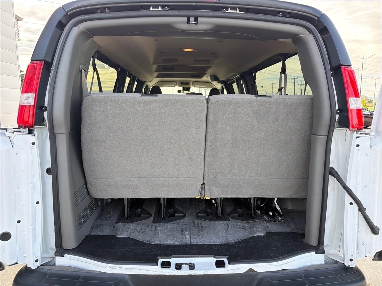 GMC Savana Passenger RWD 3500 155" LT 2025