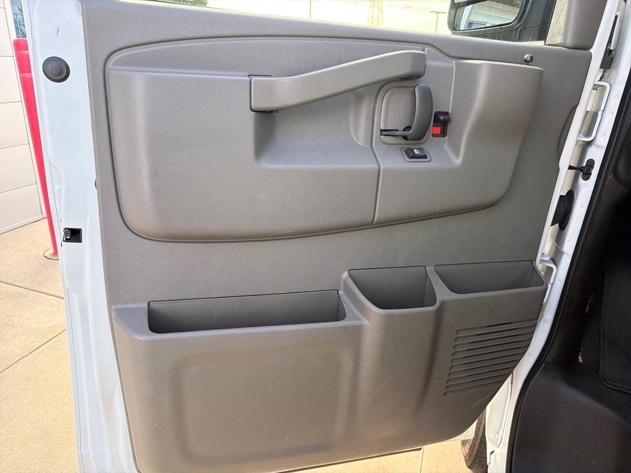 GMC Savana Passenger RWD 3500 155" LT 2025