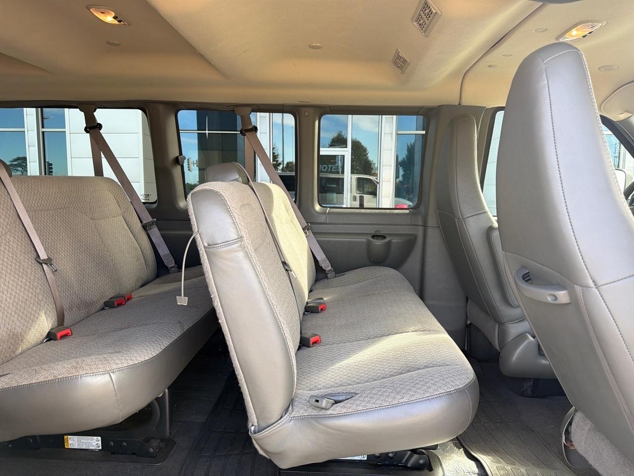 GMC Savana Passenger RWD 3500 155" LT 2025