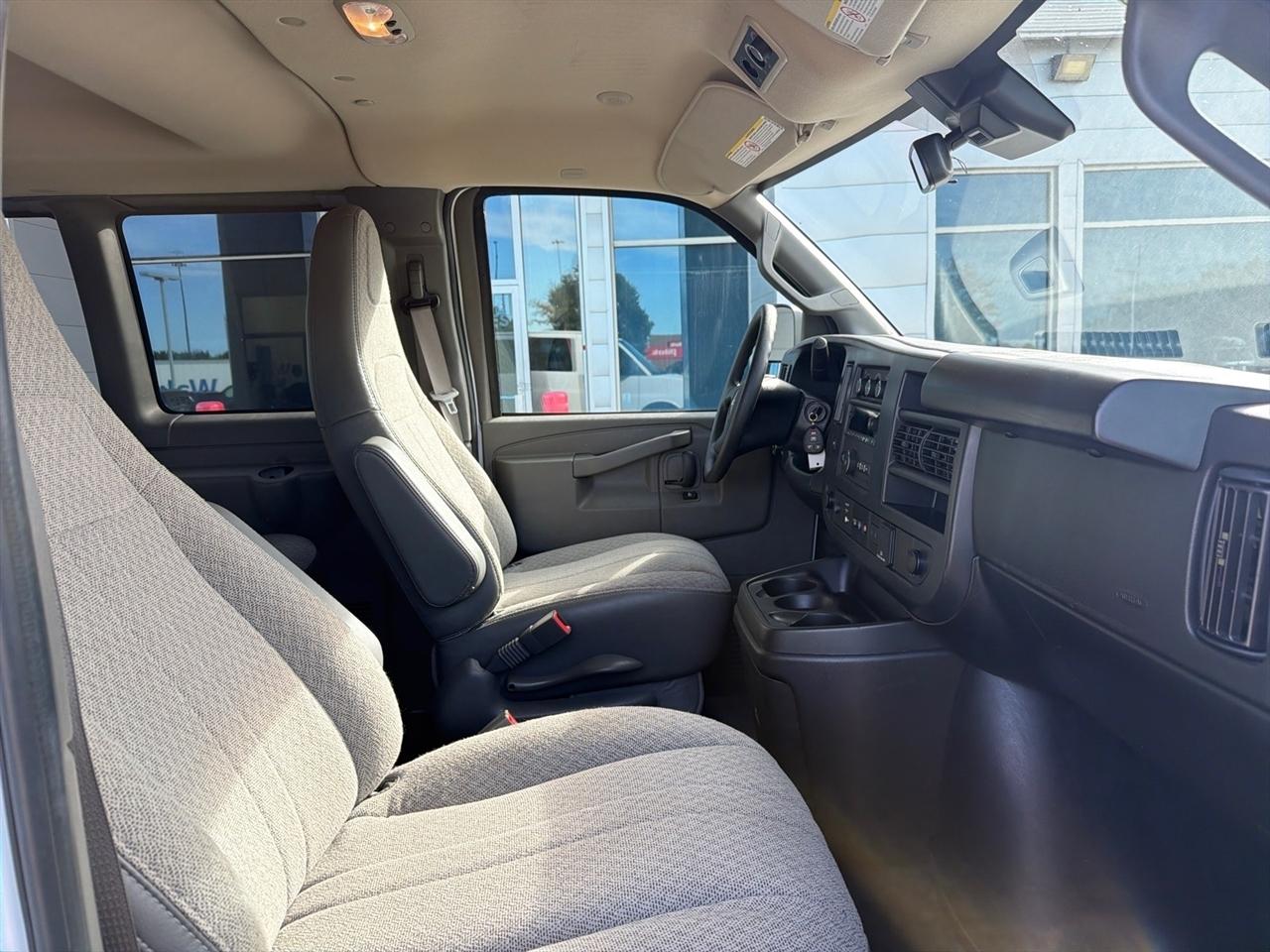 GMC Savana Passenger RWD 3500 155" LT 2025