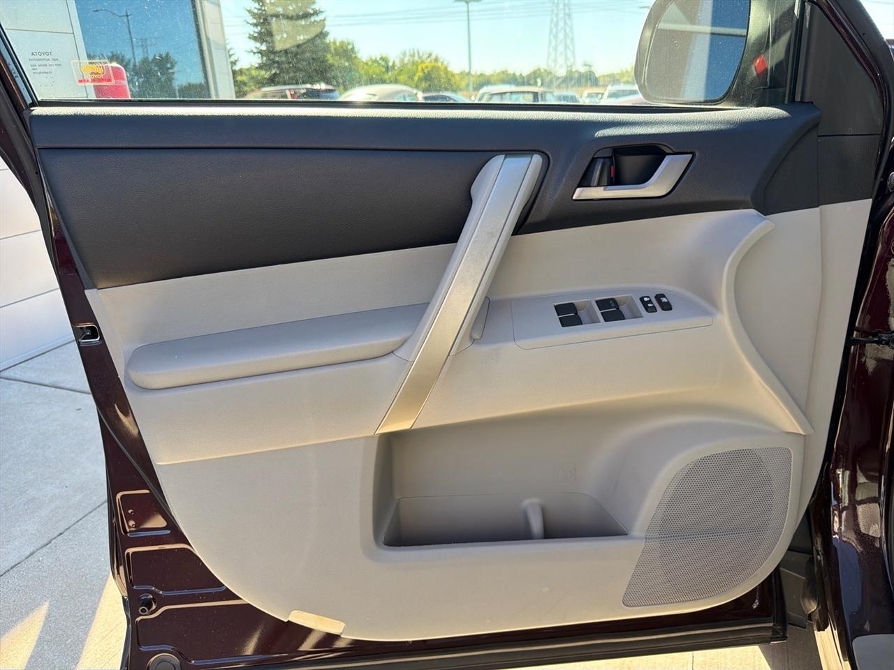 Toyota Highlander 4WD 4dr V6 (Natl) 2013