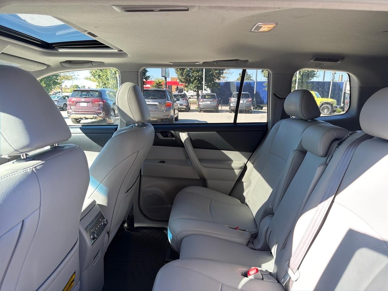 Toyota Highlander 4WD 4dr V6 (Natl) 2013