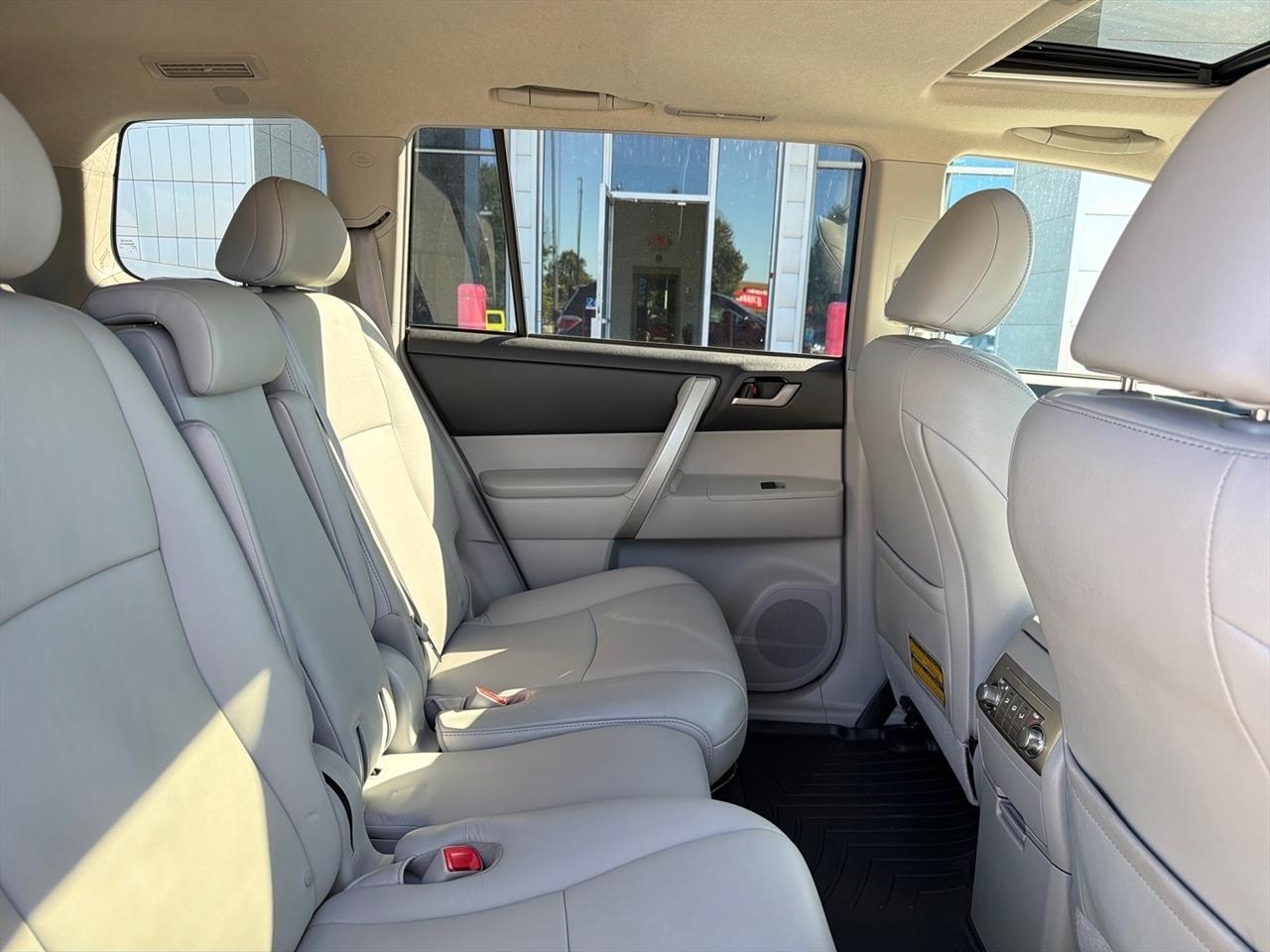 Toyota Highlander 4WD 4dr V6 (Natl) 2013