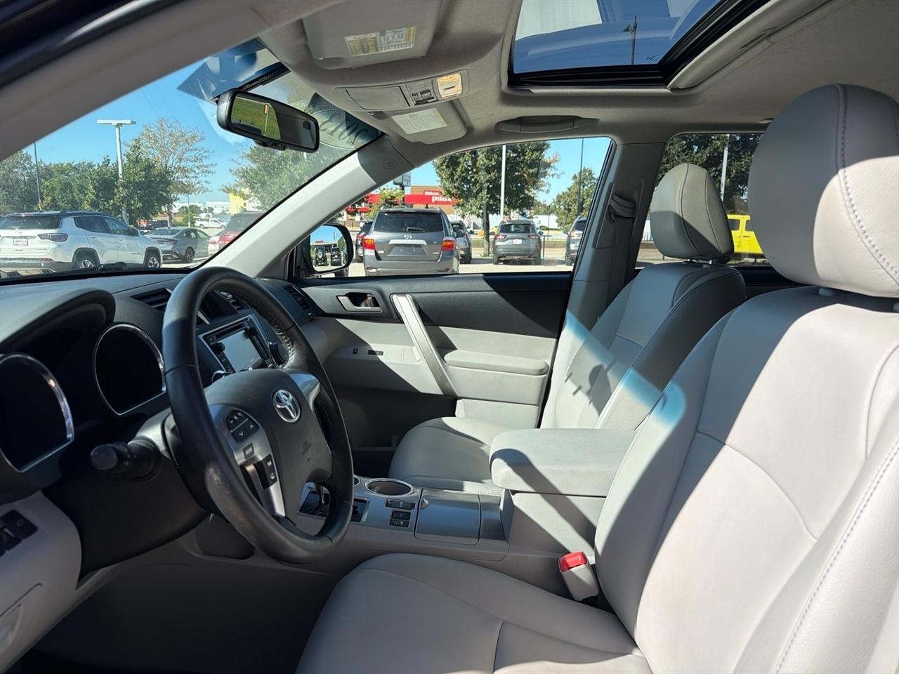 Toyota Highlander 4WD 4dr V6 (Natl) 2013
