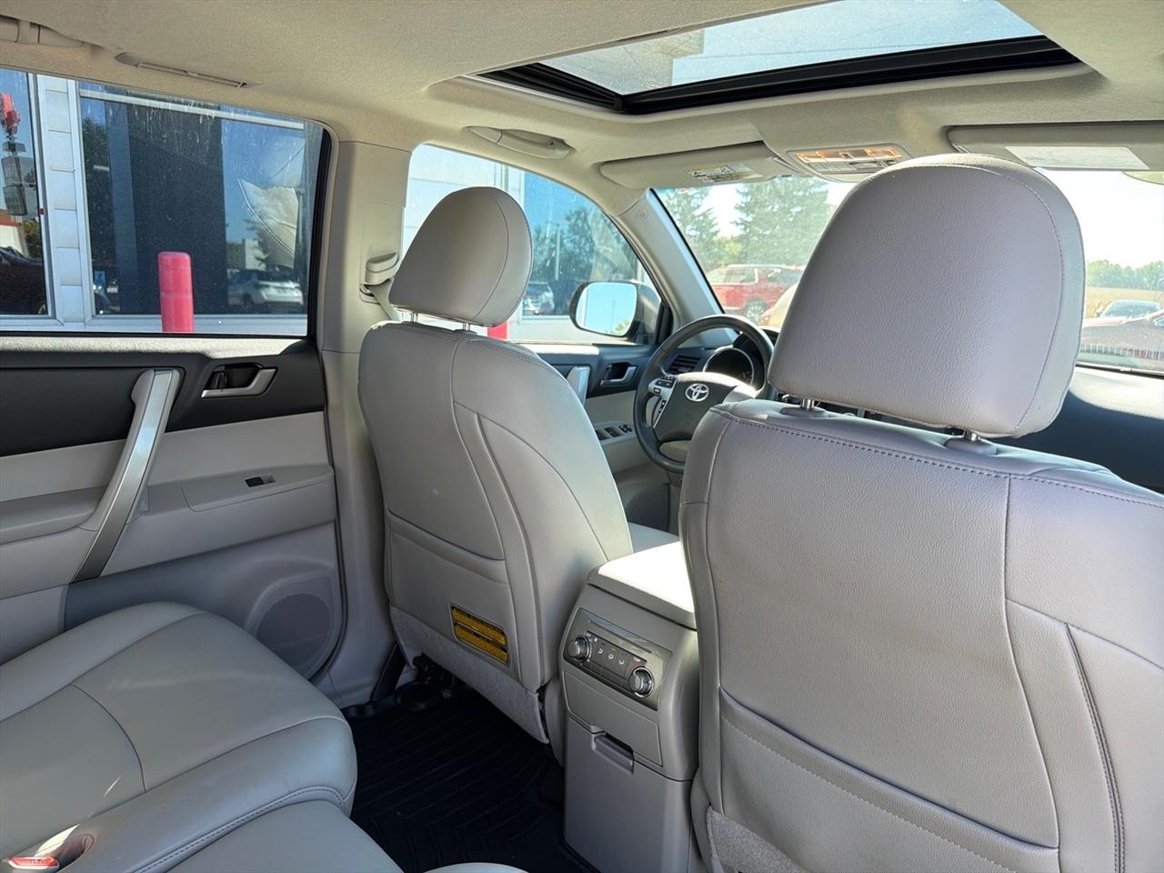 Toyota Highlander 4WD 4dr V6 (Natl) 2013