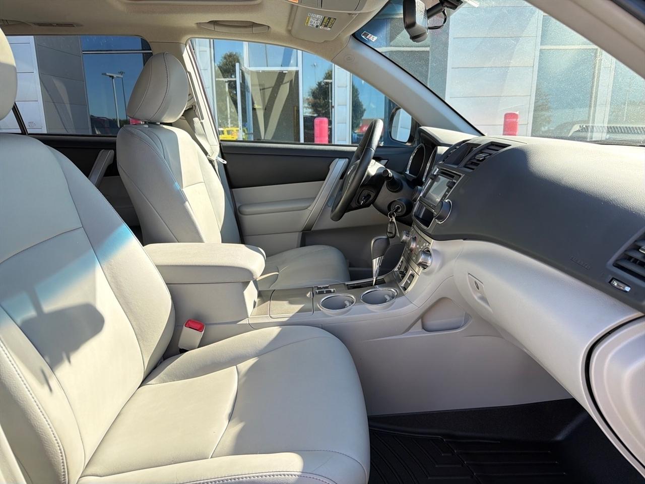 Toyota Highlander 4WD 4dr V6 (Natl) 2013