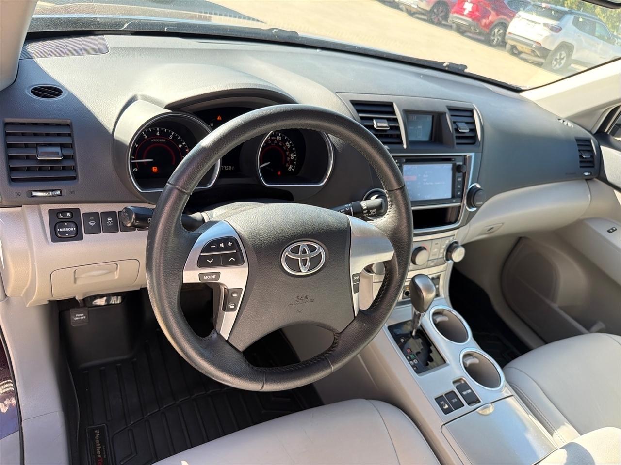Toyota Highlander 4WD 4dr V6 (Natl) 2013
