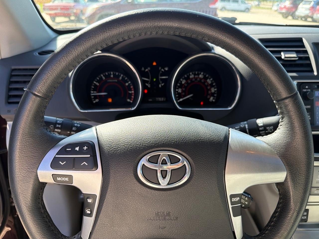 Toyota Highlander 4WD 4dr V6 (Natl) 2013