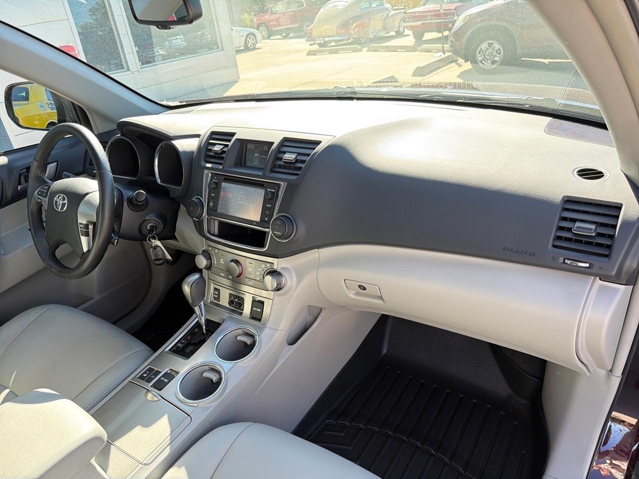 Toyota Highlander 4WD 4dr V6 (Natl) 2013
